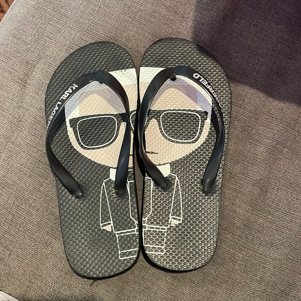 Karl lagerfeld flip flops
